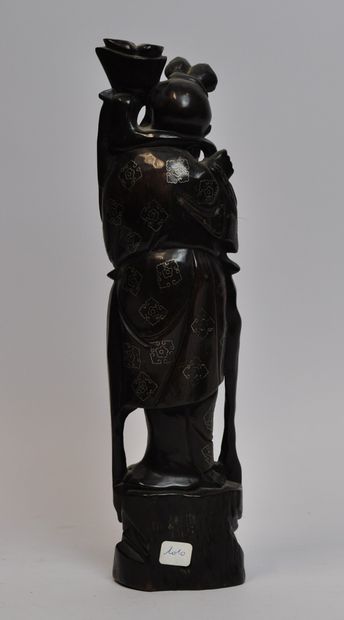 null Deux personnages asiatiques en bois durci et résine sculpté représentant : 

-...