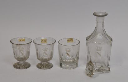 null Lot de verreries comprenant : 

- Trois verres à décor gravé du N de Napoléon...