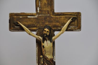 null Christ en os sculpté polychrome sur une croix en bois et stuc doré. Travail...