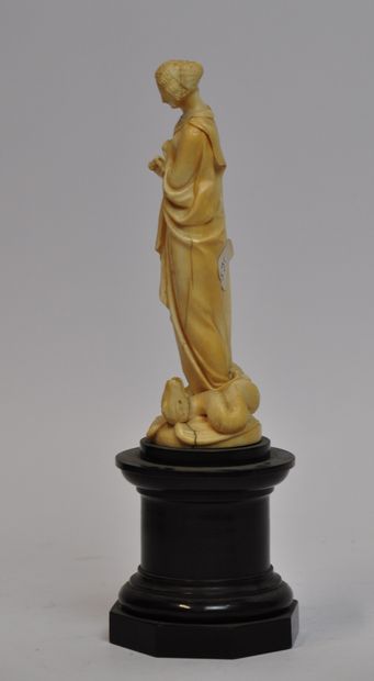 null Sculpture en ivoire représentant sainte Marguerite et le dragon reposant sur...