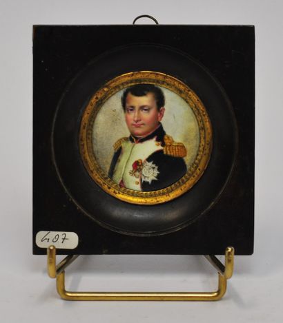 null Round miniature in polychrome enamelled copper representing the portrait in...