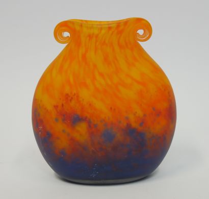 null LE VERRE FRANÇAIS 

Vase en verre multicouches violet et orange, le col à enroulement,...