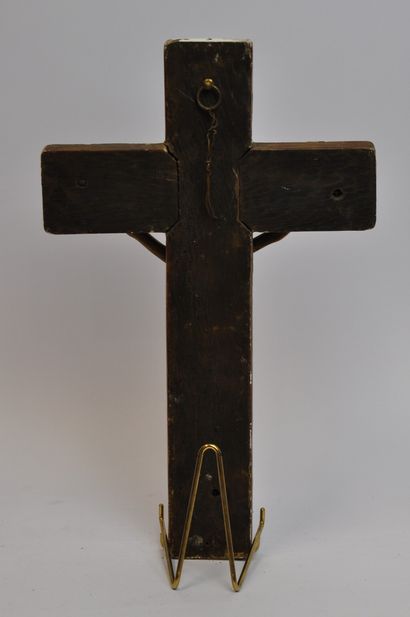 null Christ en os sculpté polychrome sur une croix en bois et stuc doré. Travail...