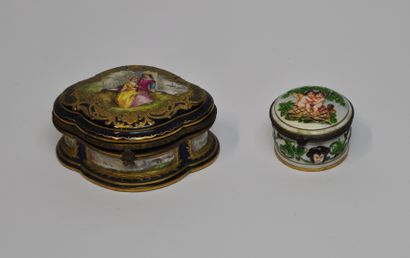 null In the taste of SEVRES and CAPODIMONTE, lot including : 

- An oblong blue and...
