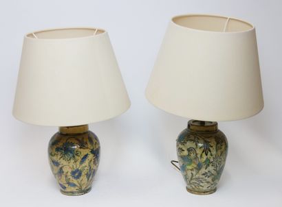 null Pair of crackled ceramic lamps with enamelled decoration of parrots and polychrome...