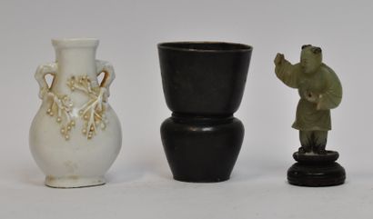 null Lot of Asian objects including: 

- A Chinese white porcelain Hu vase decorated...