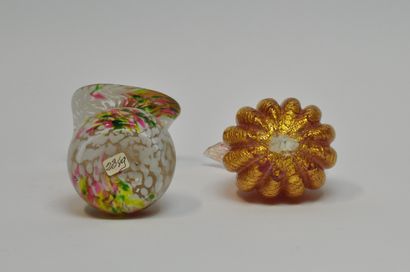 null Lot of glassware including : 

- A paperweight ball with white flower decoration....