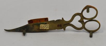 null 
Lot including 3 pairs of bronze flyers and an oriental pipe. 19th century....