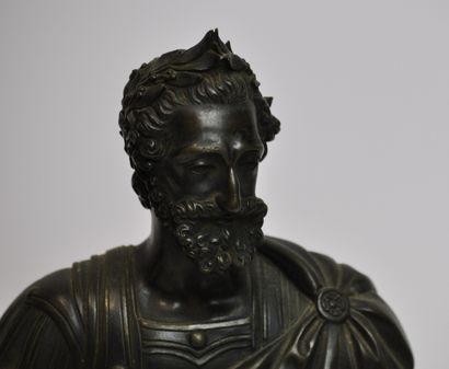 null Sculpture en bronze à patine brune représentant Henri IV en buste, lauré et...
