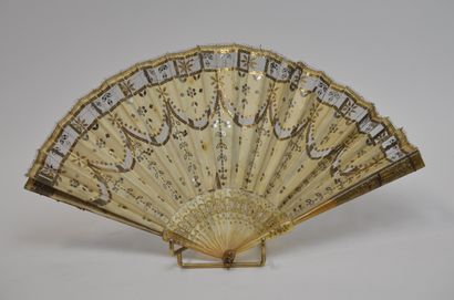 null DUVELLEROY Paris

Horn fan, the lace and silk leaf enhanced with gold and silver...