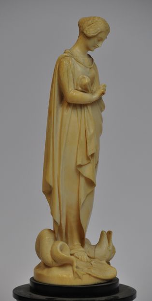 null Sculpture en ivoire représentant sainte Marguerite et le dragon reposant sur...
