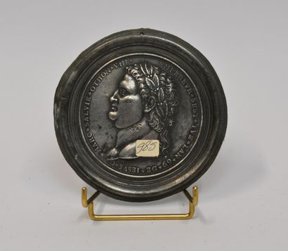 null Suite of 4 medallions bas-relief and their pewter frame representing the Roman...