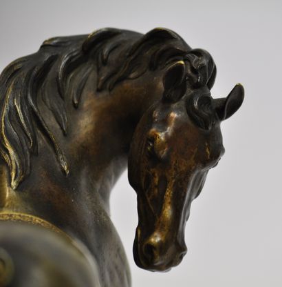 null Sculpture en bronze à patine métaille figruant un cheval levant la jambe avant...