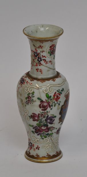 null Ceramic lot including: 

- A blue porcelain vase decorated with flowers. Height...