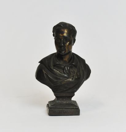 null Bust in regula representing the poet Lord Byron (1788-1824)

Height : 15 cm...