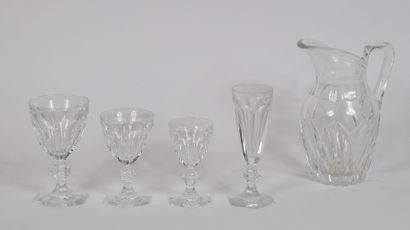  BACCARAT France 
Service de verre en cristal modèle HARCOURT comprenant : 
12 verres...