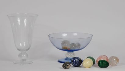 null Lot de verreries divers comprenant : 

3 flacons ronds couverts en verre transparent....