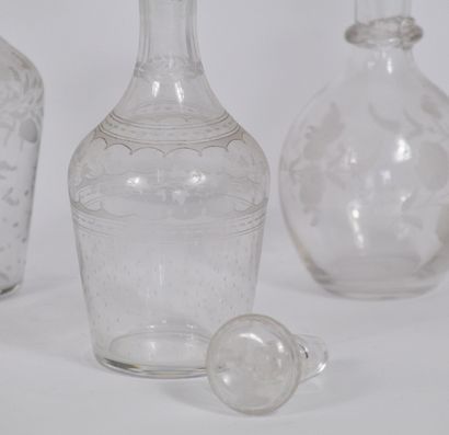 null Set of 5 glass bottles engraved with plant motifs, flowers and leaves. With...