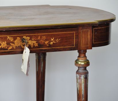 null Veneer middle table with floral marquetry decoration opening in the entablature...