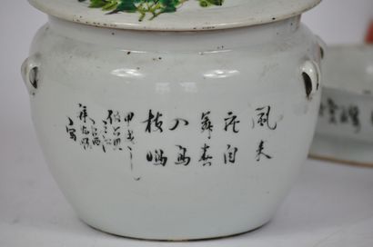 null Lot en porcelaine de Chine à décor émaillé comprenant : 

Un pot couvert à décor...