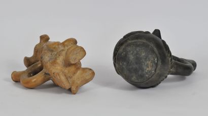  PEROU, Culture Mochica vers 1980 
Deux vases anthropomorphes en terre cuite vernissée...