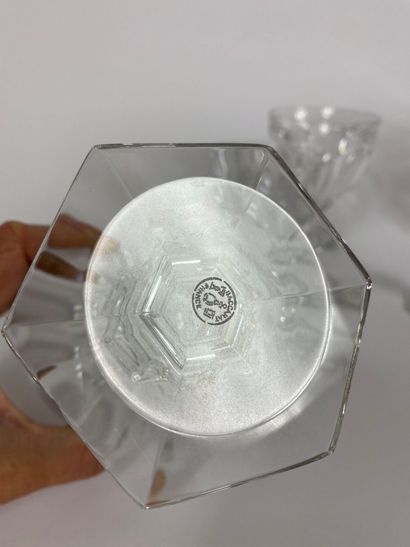 null BACCARAT France 

Service de verre en cristal modèle HARCOURT comprenant : 

12...