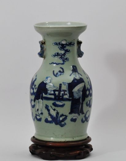 null Vase balustre en porcelaine à décor bleu-blanc de lettrés sur fond céladon,...