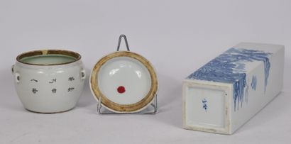 null Lot en porcelaine de Chine à décor émaillé et peint comprenant : 

Un pot couvert...