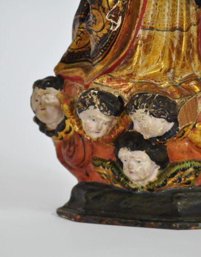 null Vierge de l'Assomption en bois sculpté en ronde bosse polychrome et dorée. La...