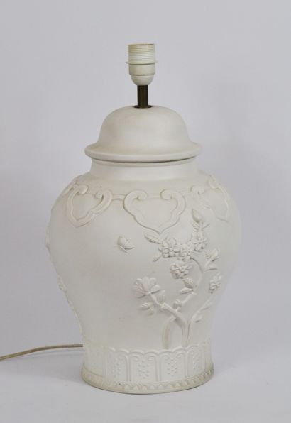 null Lampe balustre en porcelaine à décor de fleurs, papillons et de rinceaux 

Hauteur :...