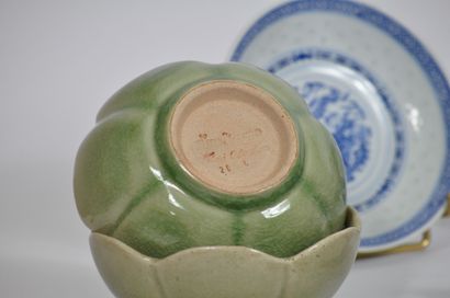 null Lot en porcelaine de Chine et Japon comprenant :

Un saladier 

Diamètre : 22...