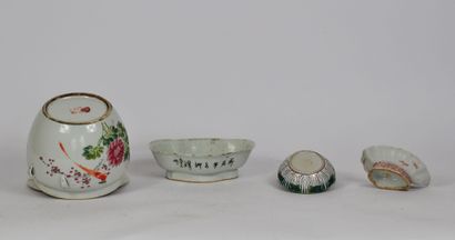 null Lot en porcelaine de Chine à décor émaillé comprenant : 

Un pot couvert à décor...