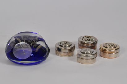  FRANC-MACONNERIE 
Lot de 4 petites boites circulaires en métal argenté ornées sur...