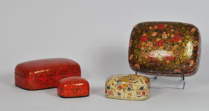 null Set of 4 painted wooden boxes with polychrome flowers. 

Dimensions : 8 x 21...