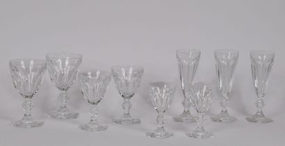  BACCARAT France 
Service de verre en cristal modèle HARCOURT comprenant : 
12 verres...