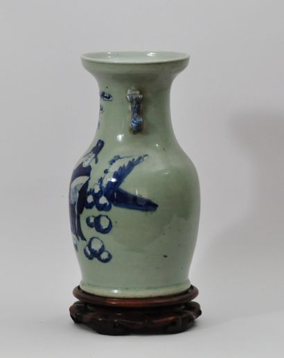null Vase balustre en porcelaine à décor bleu-blanc de lettrés sur fond céladon,...