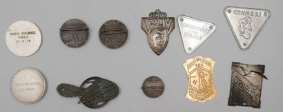 null Publicités & Sports. 5 petites Plaques métal & Alliage, 2 Médailles et 4 Epinglettes....