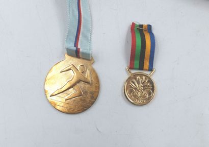 null ETRANGERS. Ensemble de 4 Médailles et Plaque. Divers métal.

 Fédération Luxembourgeoise...