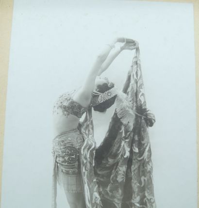 null 24 PHOTOGRAPHIES : XIXème-Belle Epoque. Dont" Danseuse du Moulin Rouge-Photographie...
