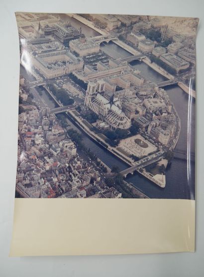 null 3 Photographies Couleurs. Vue aérienne de l'Ile de la Cité et de Notre-Dame...