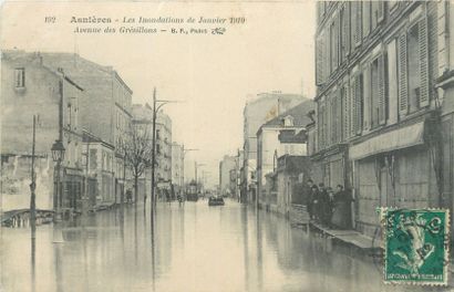 null 85 FLOOD POSTCARDS 1910: Paris and Paris Region. Various publishers. Including"...