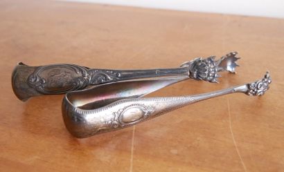 null Lot in silver 925 thousandths including :

Two sugar tongs with rocaille decoration...