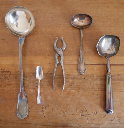 null Lot in silver plated metal including :

CHRISTOFLE, A ladle 

Two serving spoons

Eight...