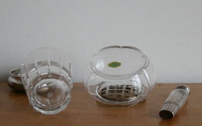 null Lot in glass and silver including: 

A glass candy box and openwork silver lid...