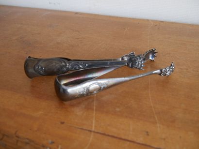 null Lot in silver 925 thousandths including :

Two sugar tongs with rocaille decoration...
