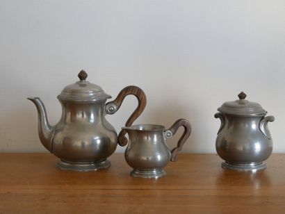 null Tea set in pewter and precious wood including : 

1 teapot. Height : 20 cm 

1...
