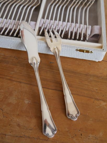 null ERCUIS

Fish service in silver plated metal "filet" model including 12 forks...