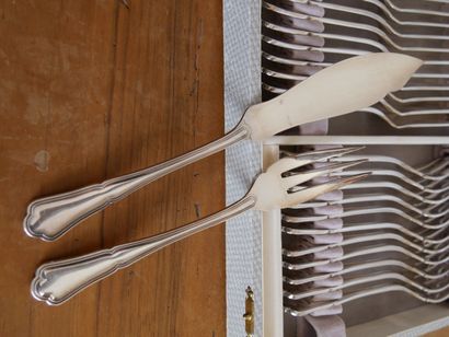 null ERCUIS

Fish service in silver plated metal "filet" model including 12 forks...