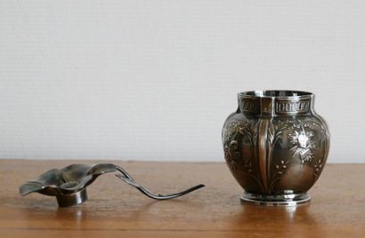 null Silver lot including : 

A small silver pot 925 thousandths decorated with foliage...