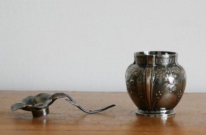 null Lot en argent comprenant : 

Un petit pot en argent 925 millièmes à décor de...